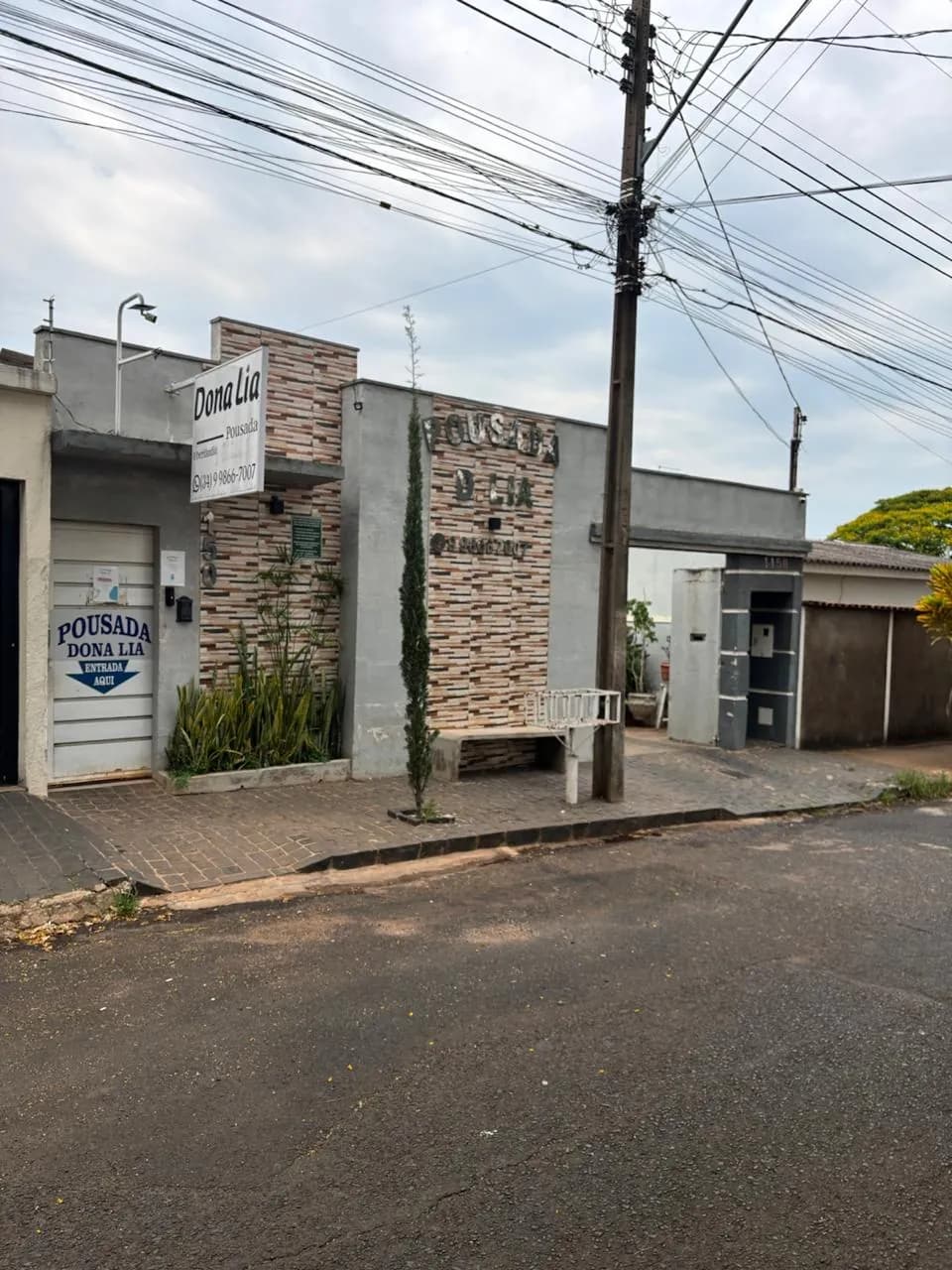Fachada da Pousada Dona Lia com a placa