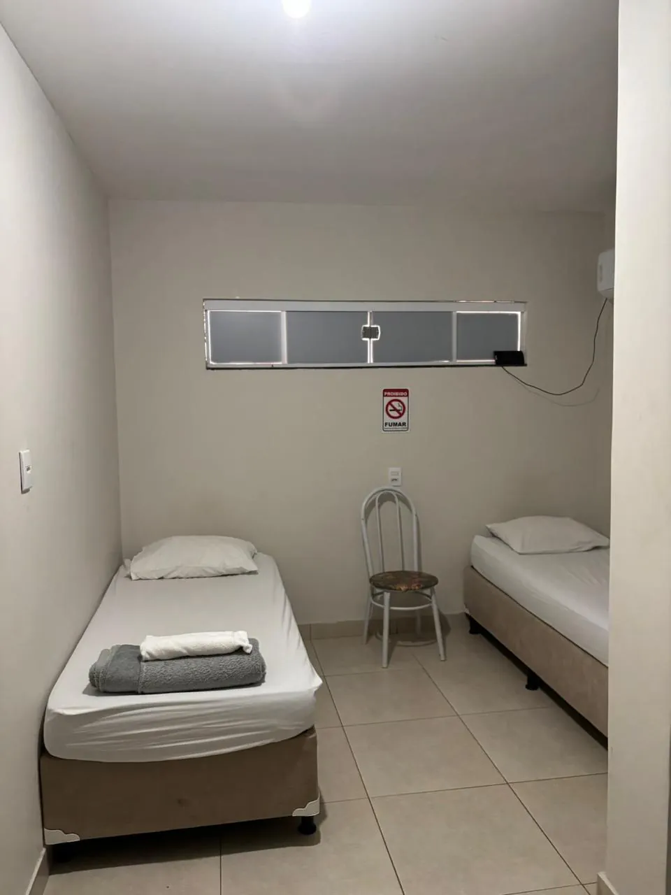 Quarto com duas camas de solteiro